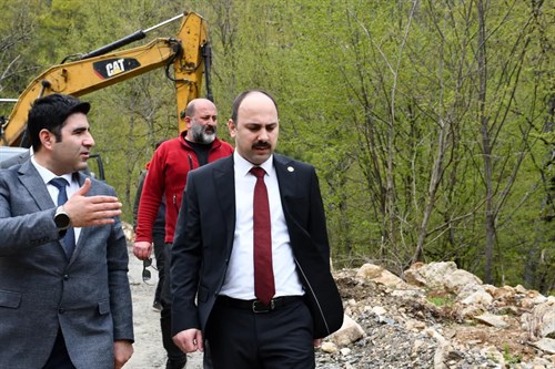 Kaymakamımız Sayın İbrahim ŞAHİN, Karacakaya köyünde yapılan köprü dolgu ve yolda yapılan iyileştirme çalışmalarını yerinde inceledi.